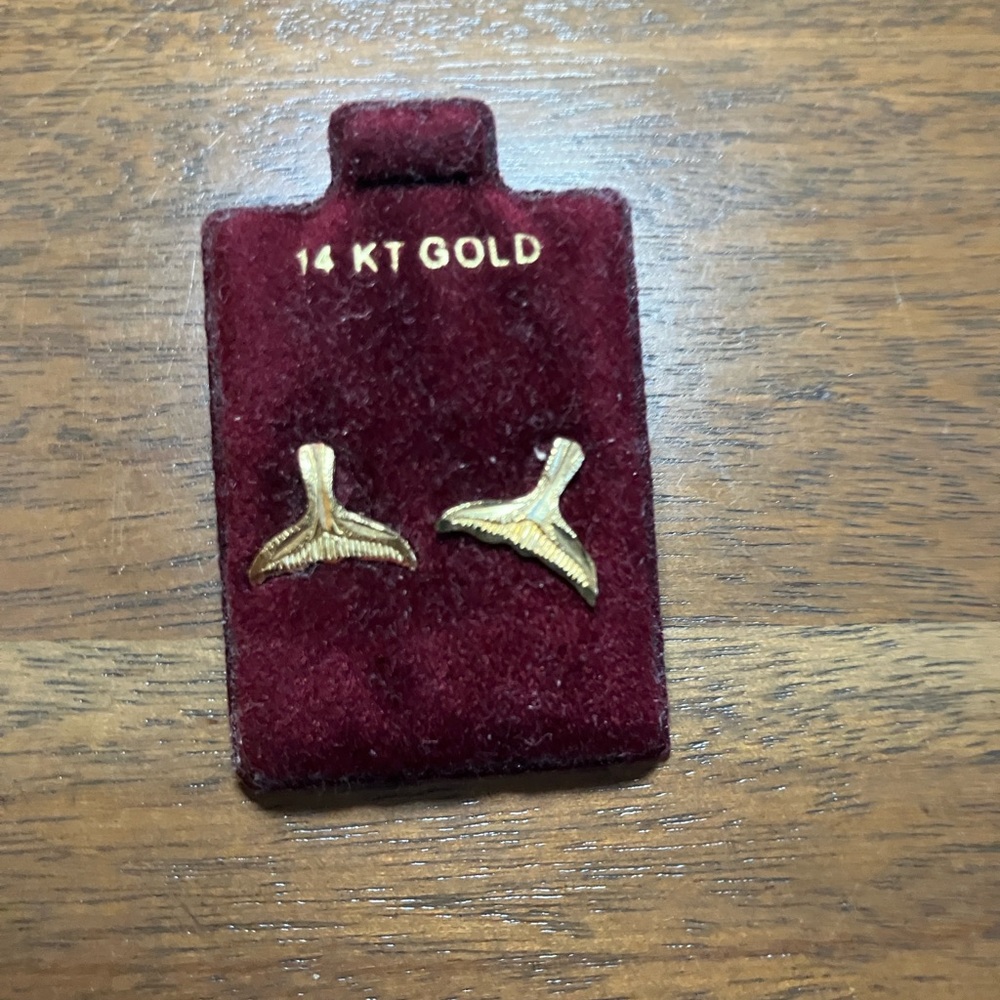 14 KT Gold Whale Tail Earrings